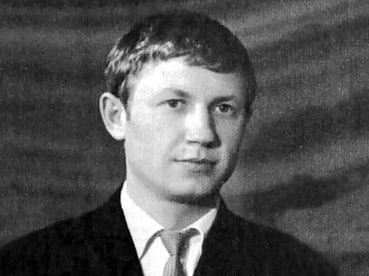 Chornobyl electrician Oleksander Lelechenko saved his younger colleagues from radiation exposure by walking through radioactive water three times to effect emergency repairs alone. His actions also prevented catastrophic hydrogen explosion