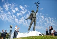 Monuments to Igor Sikorsky in Kyiv opened by Mayor Vitaly Klitschko