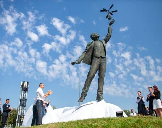 Monuments to Igor Sikorsky in Kyiv opened by Mayor Vitaly Klitschko