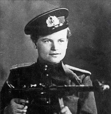 Ukrainian Yevdokia Zavaliy, the only Soviet female commander of a Marines platoon during WW2: Kept her gender secret to get to the Front at age 17