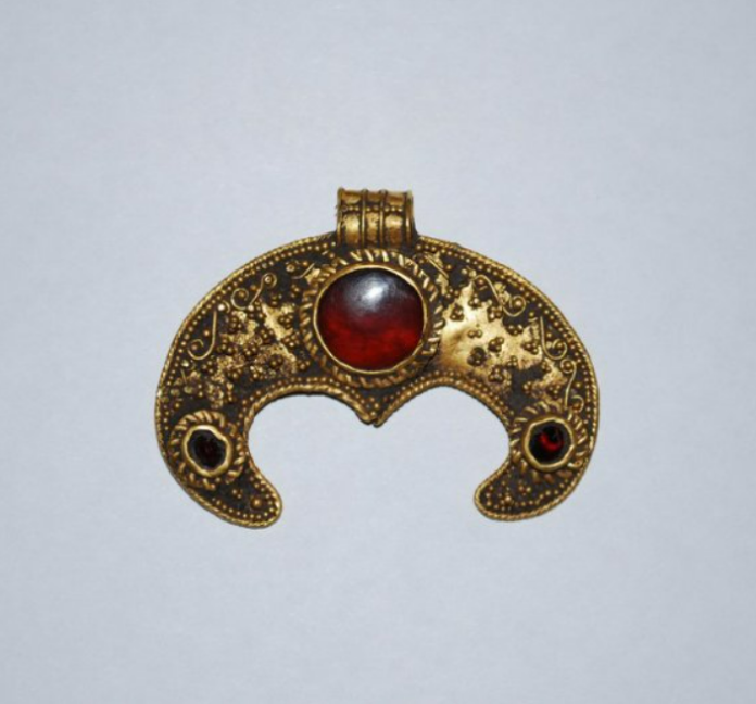Crescent pendant of Chernyakhiv culture II-IV centuries AD. Gold, grain, grenade